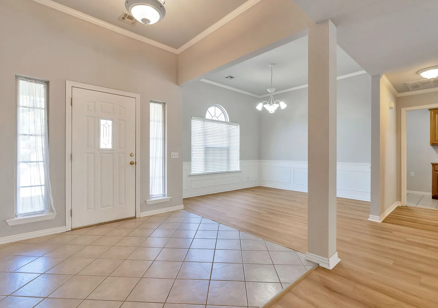 Beautiful 3-bedroom 2 bath Home in Springdale!! Fenced Yard!! — Photo 3