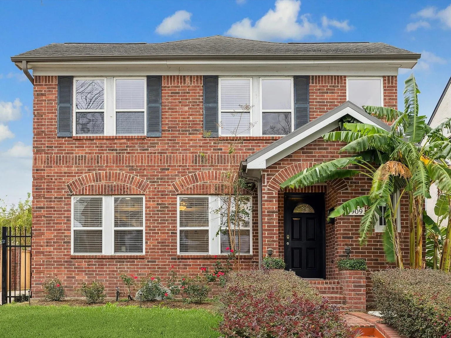 4 bed, 2.5 bath, 2825 sqft, $4,500 — Photo 1