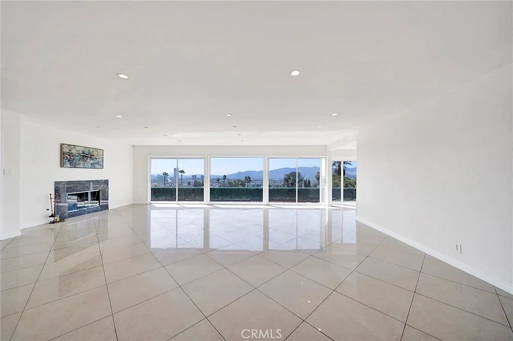 3 bed, 2600 sqft, $8,500 — Photo 2