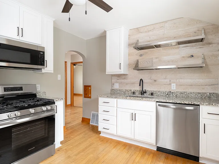 3388 S Kinnickinnic Ave — Photo 1