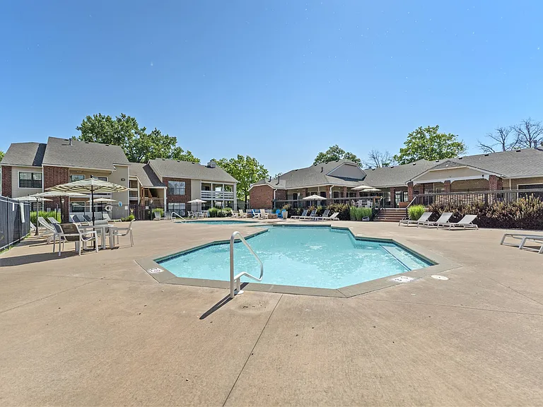 Silverwood Apartments — Photo 24
