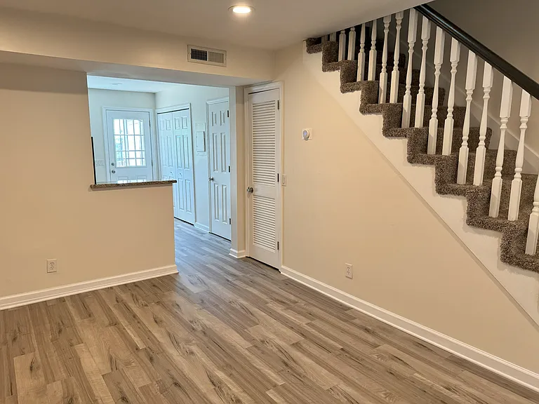 724 Due West Ave N #I — Photo 8