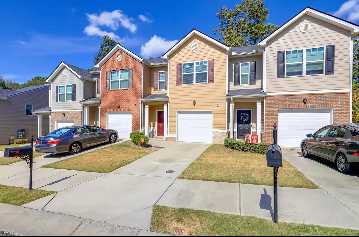 3 bed, 2.5 bath, 1400 sqft, $2,200 — Photo 1