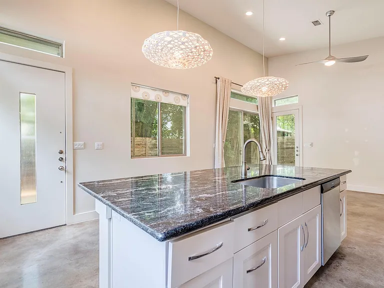 1404 Singleton Ave #B — Photo 4
