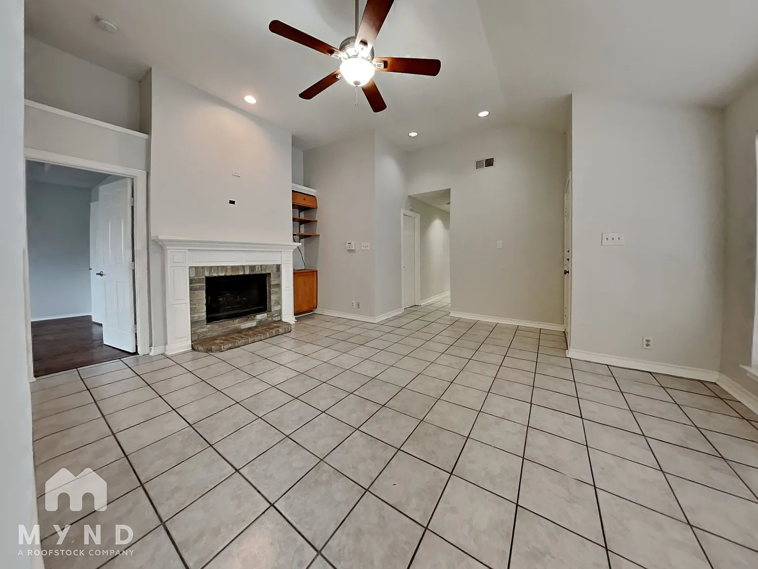 3 bed, 2.0 bath, 1238 sqft — Photo 3