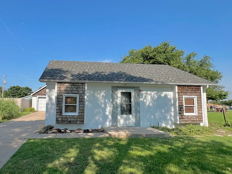 825 Hillcrest Dr — Photo 2