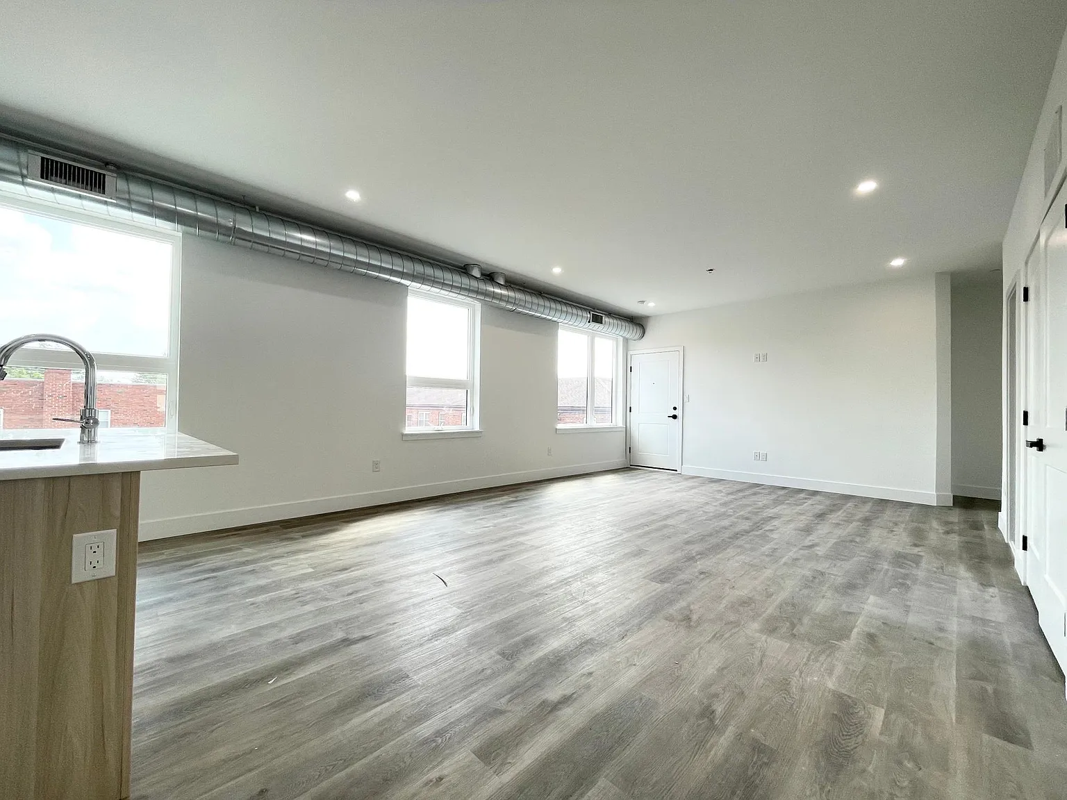2 bed, 1050 sqft, $2,200 — Photo 3