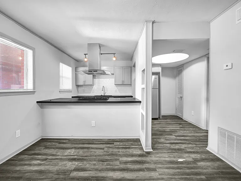 Carrolton Apartments — Photo 13