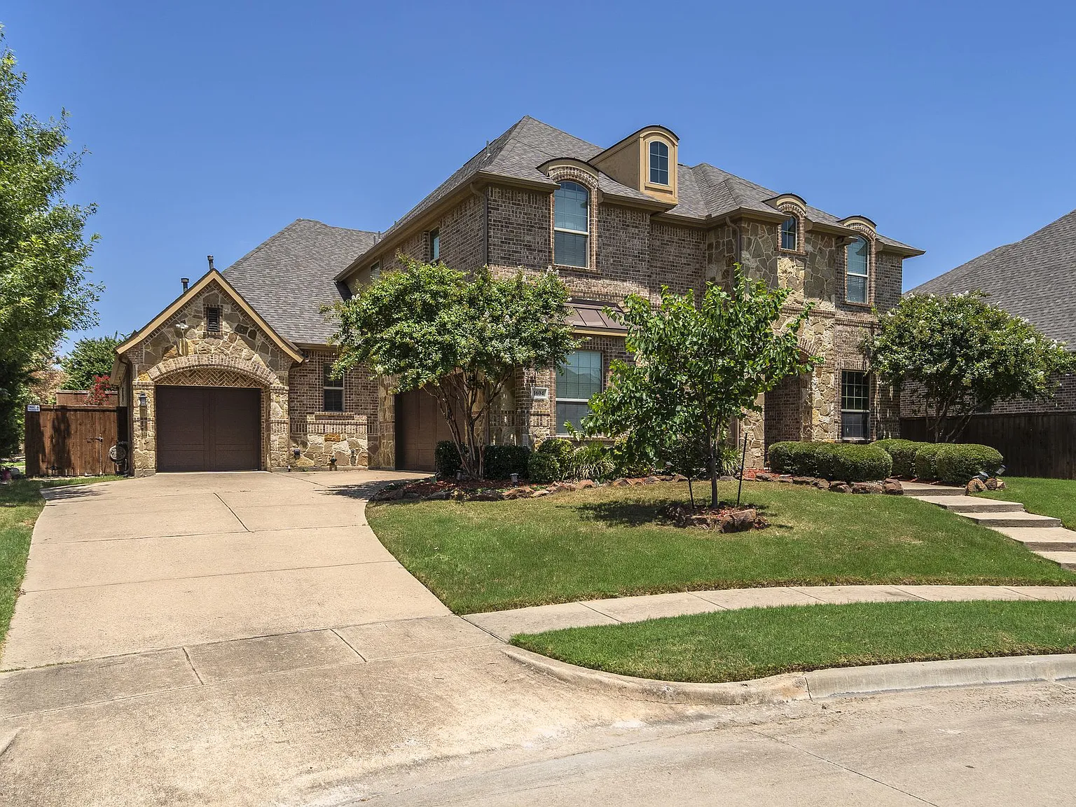 5 bed, 4085 sqft, $4,400 — Photo 2