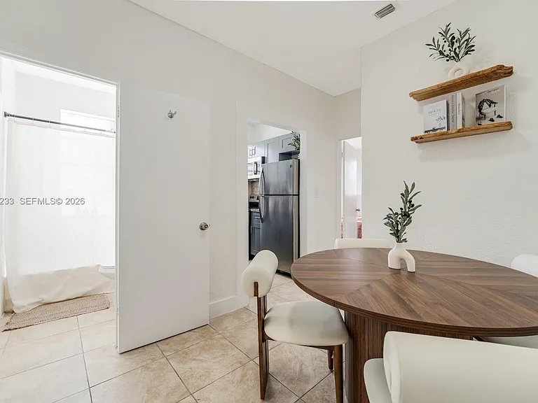 301 SW 10th Ave #7 — Photo 5