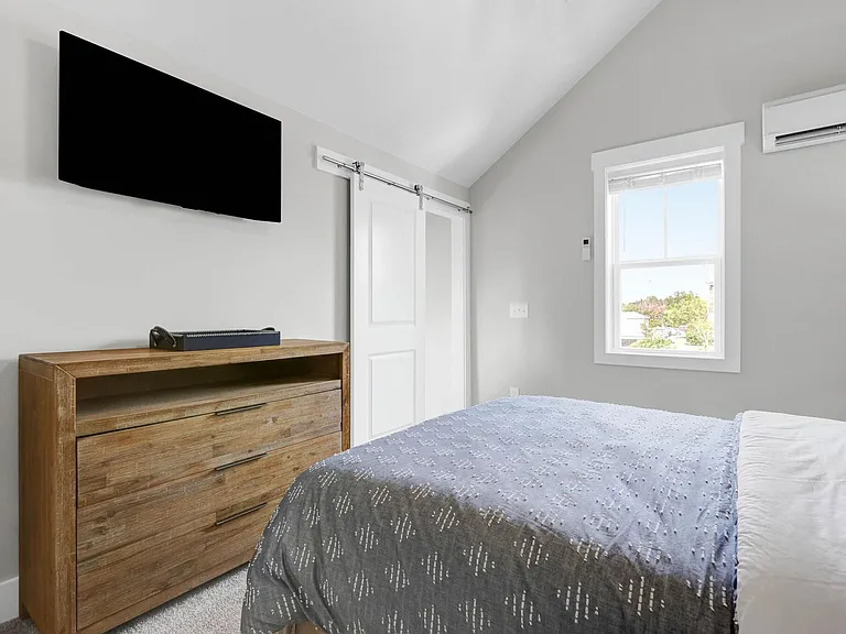 COMFORTABLE BEDROOM