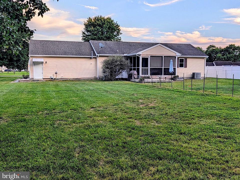 2nd image of 807 Brookmeade Ct