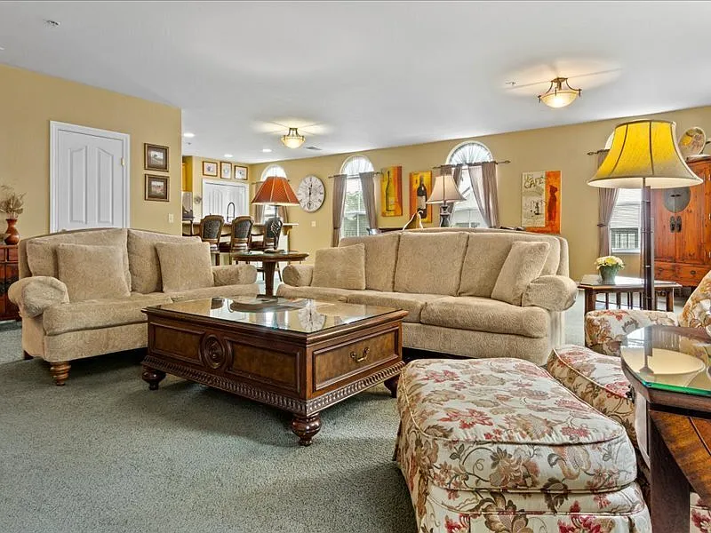 3 bed, 2.5 bath, 1949 sqft, $4,250 — Photo 2