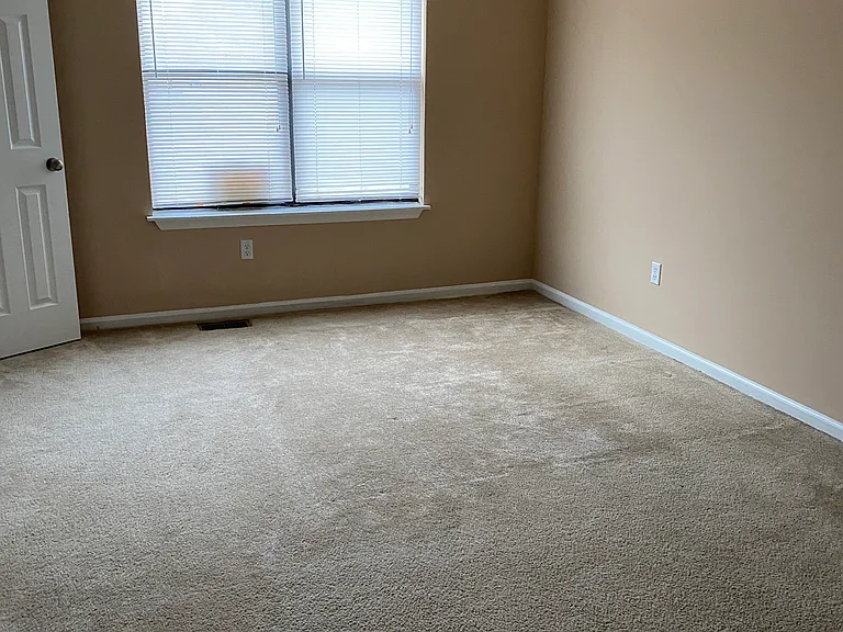 956 Margaret Dr — Photo 5