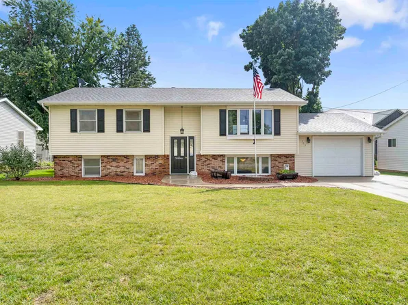 703 11th Ave SE, Dyersville, IA 52040