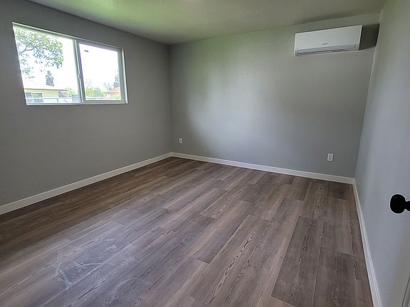 2nd image of 580 Manor Way