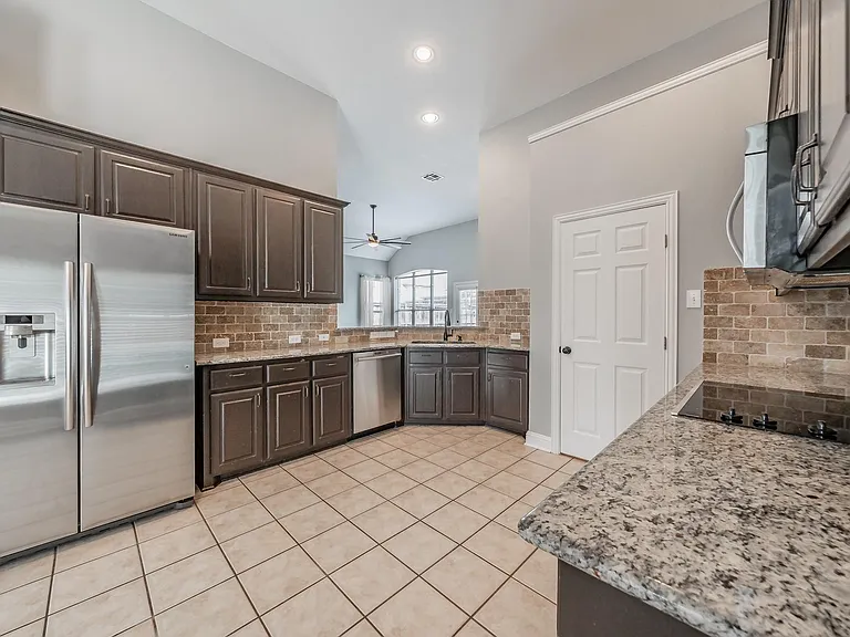 4548 Shamrock Dr — Photo 7