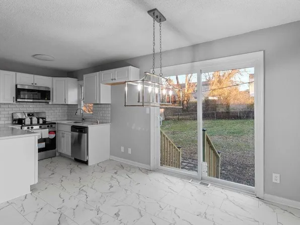 607 W Colonel Dr, Independence, MO 64050