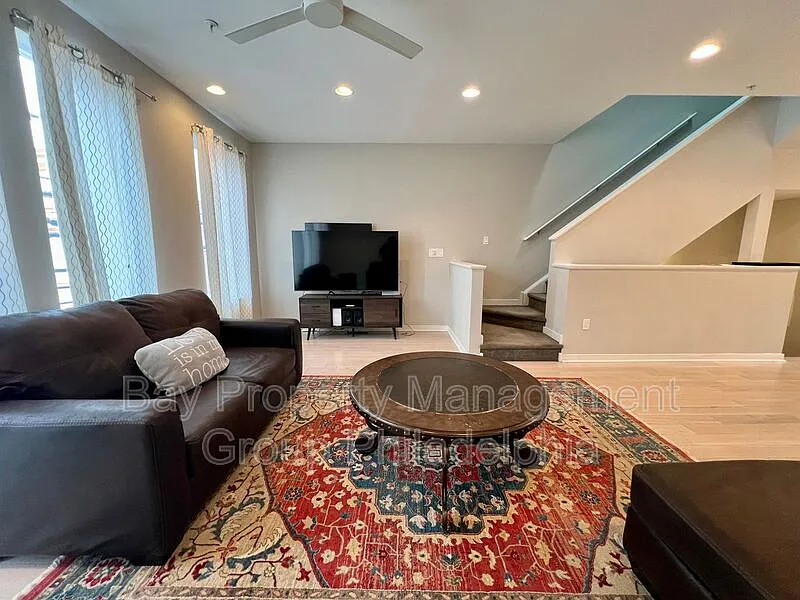 3 bed, 3.0 bath, 1797 sqft, $2,600 — Photo 4