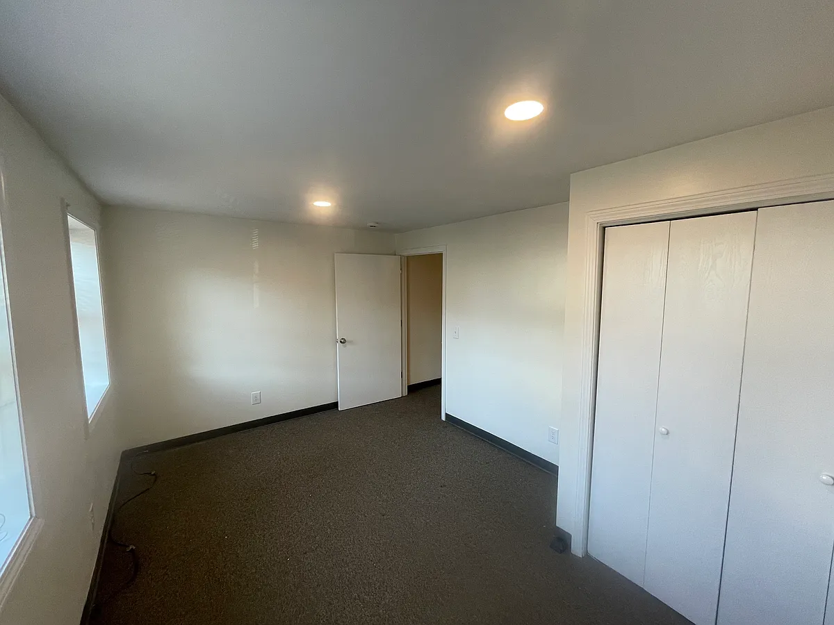 Building Photo - 19 Railroad Ave #9