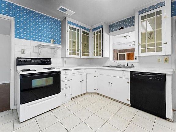 5th image of 530 Helen St