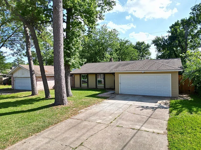 23207 Naples Dr — Photo 1