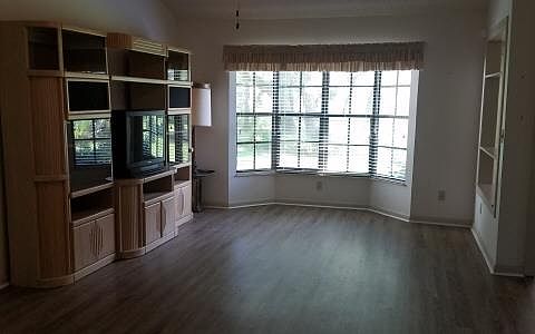 4th image of 244 Brentwood Dr N