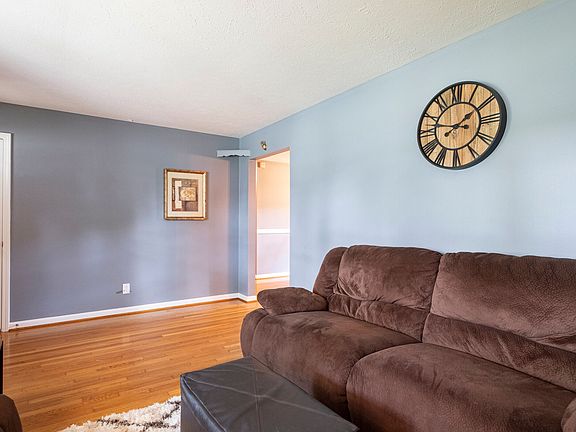4th image of 9018 Wooddale Dr