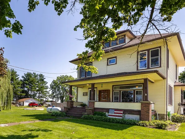 312 N Maple St, Apple River, IL 61001