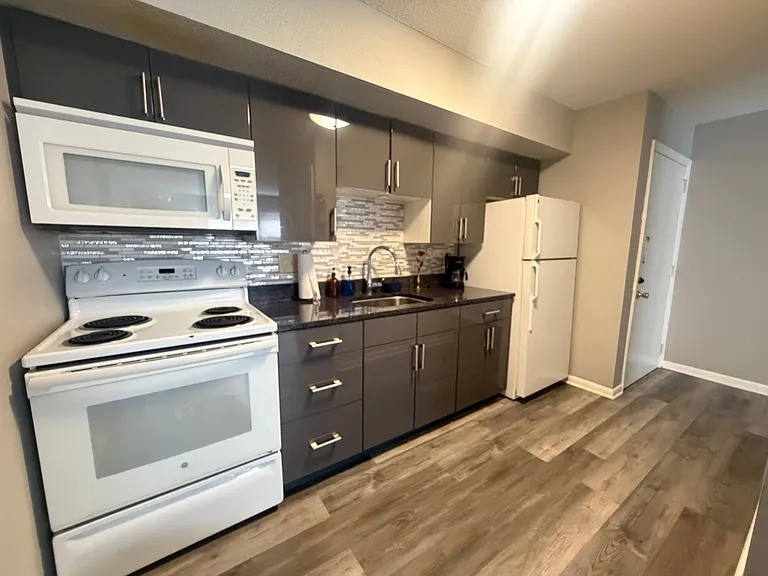 405 N State St — Photo 10