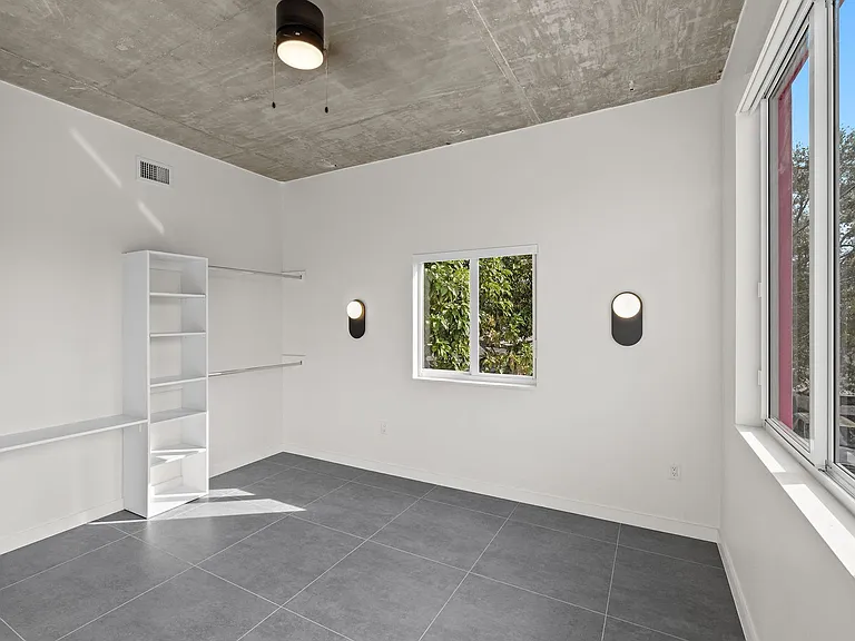 315 NW 32nd St — Photo 53
