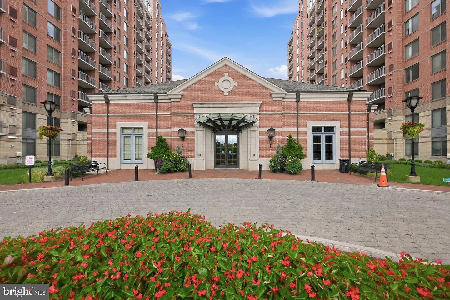 2 bed, 2.5 bath, 1122 sqft, $3,200 — Photo 2