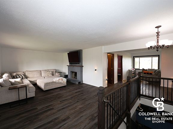 2nd image of 870 S Yucca Path