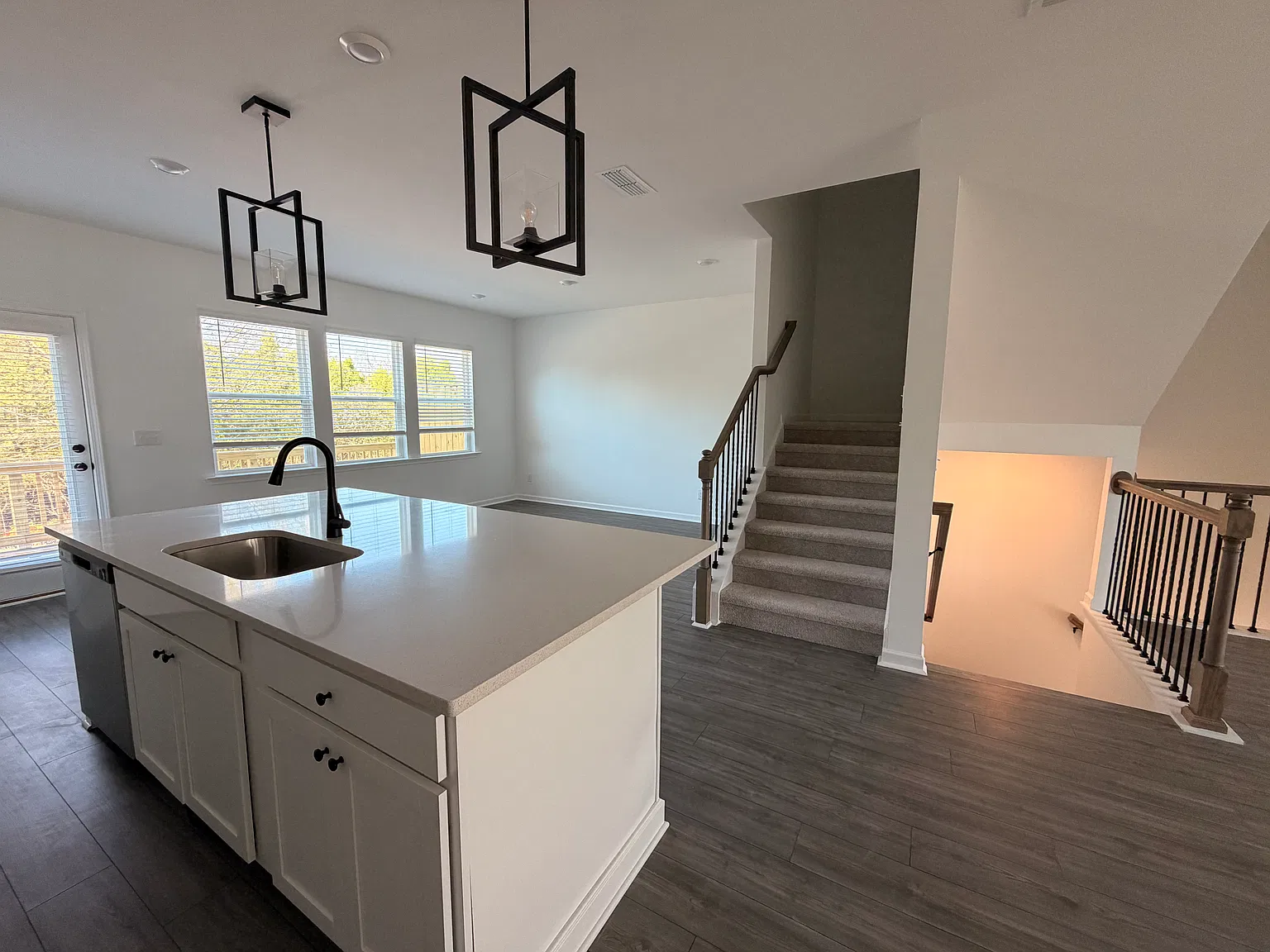 4 bed, 3.5 bath, 2340 sqft, $2,950 — Photo 2