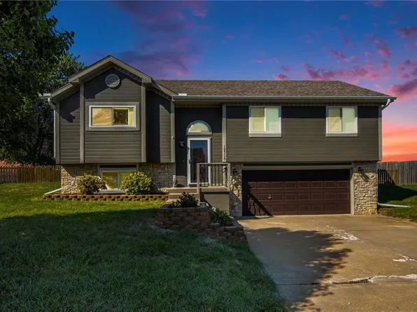 19306 Corbyn Ln, Smithville, MO 64089