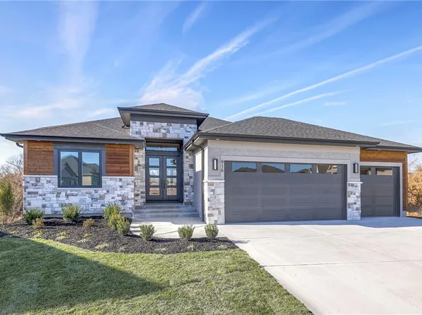 916 Savannah Ln, Greenwood, MO 64034