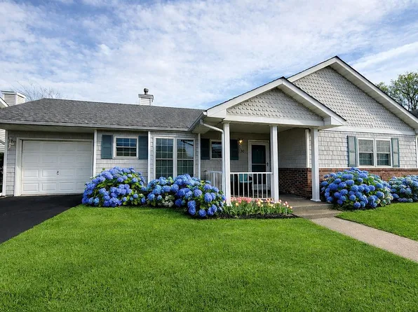 30 Pilar Ln, Oakdale, NY 11769