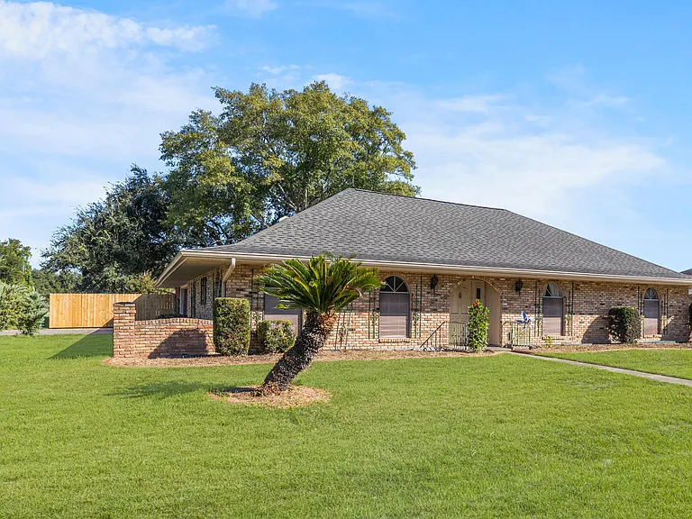512 Monarch Dr — Photo 2
