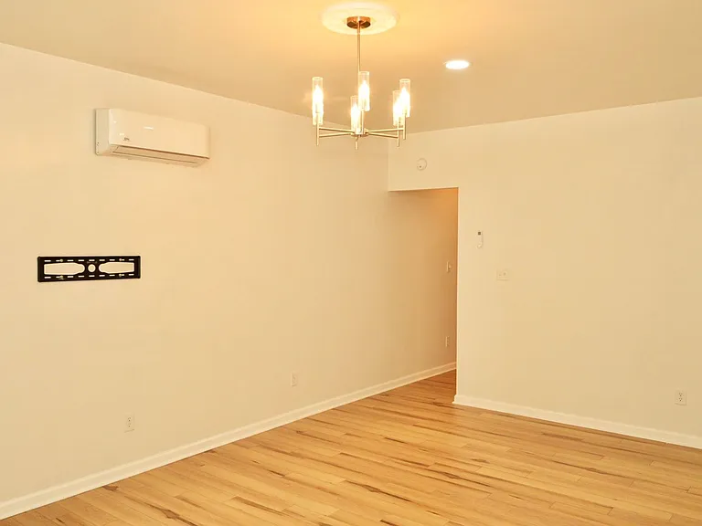 4 Rockbrook Dr — Photo 5