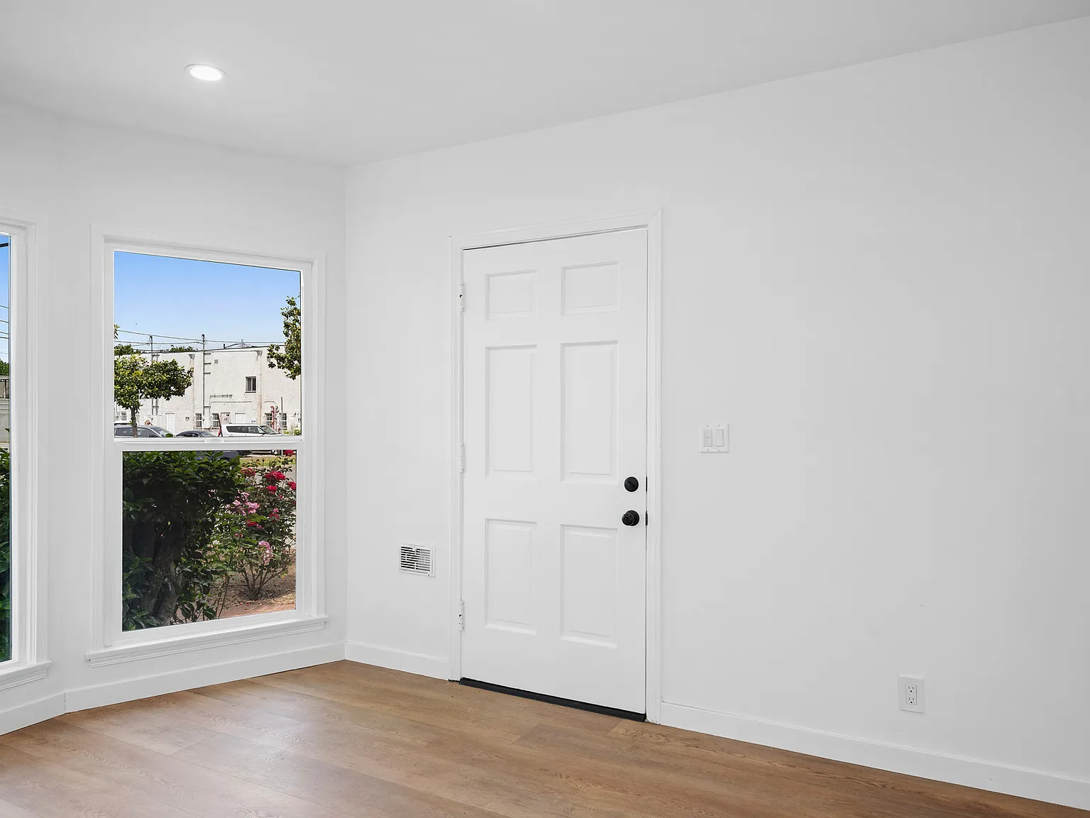 3 bed, 1227 sqft, $4,450 — Photo 3