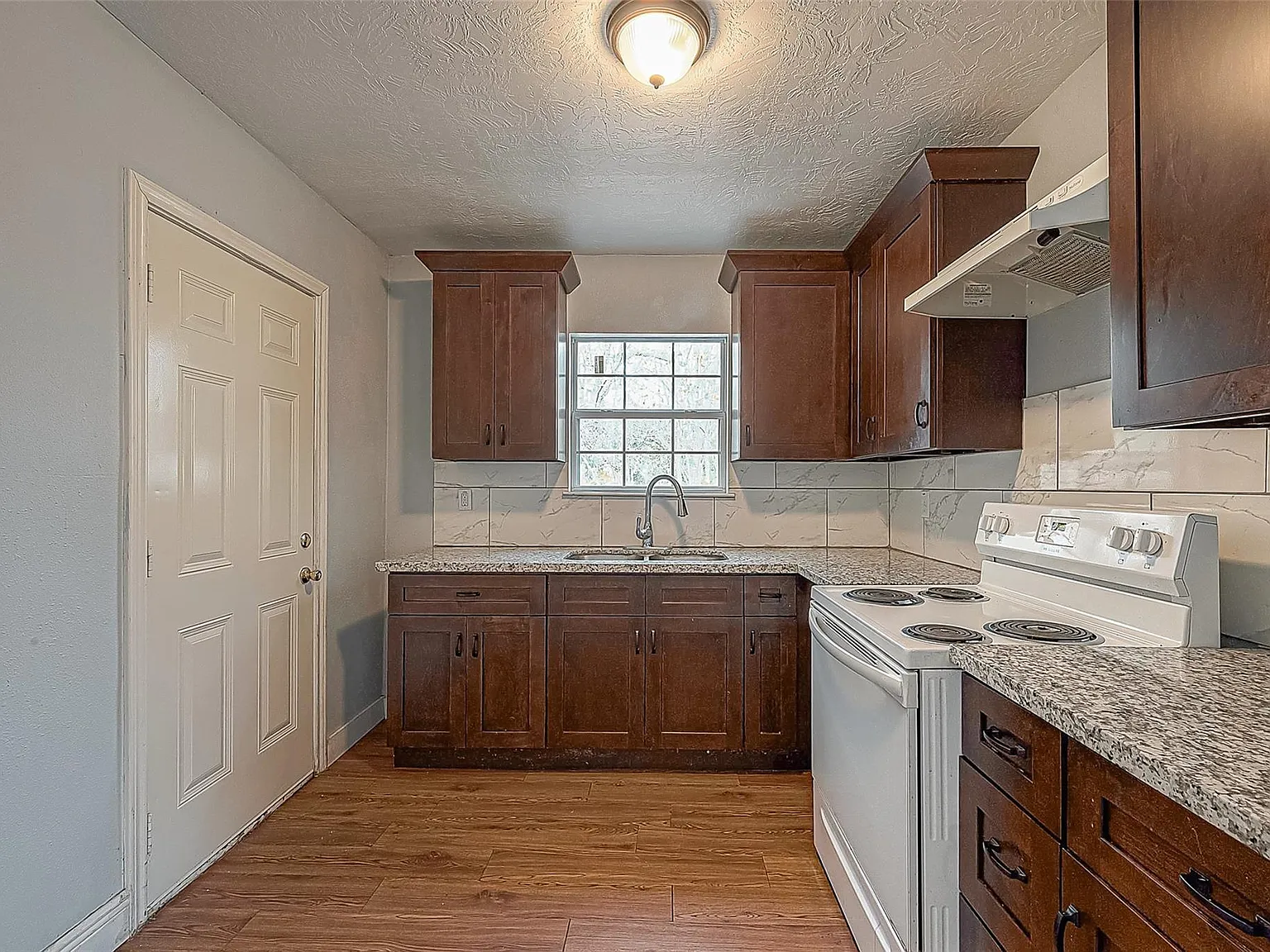 3 bed, 2.0 bath, 1001 sqft, $1,495 — Photo 4