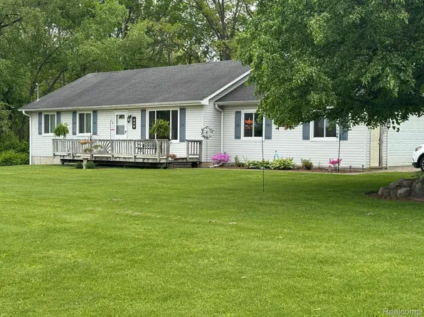 886 E Rose St, Holly, MI 48442
