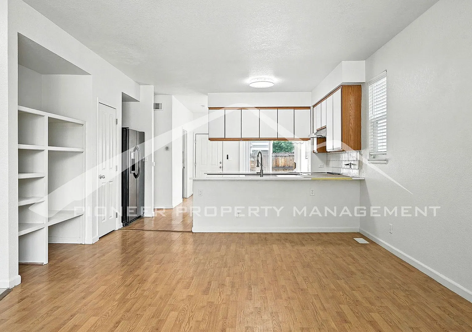 Beautiful Townhome With Garage and Central AC — Photo 4