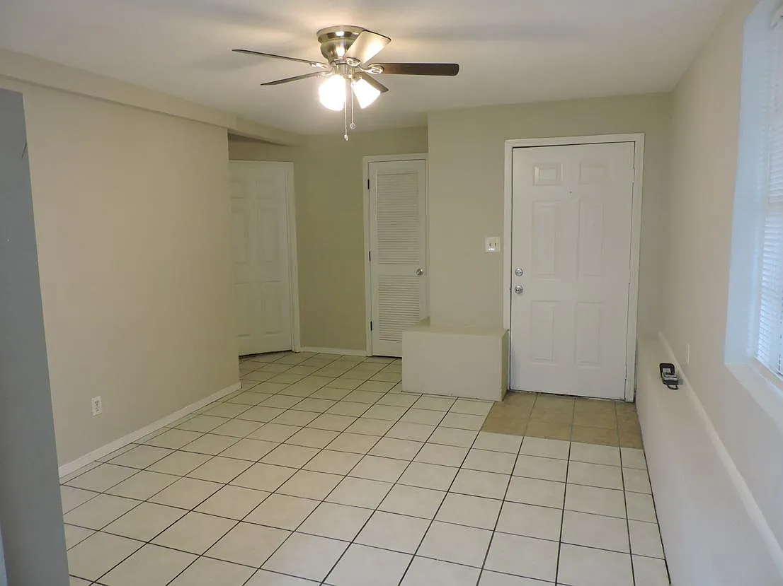 3 bed, 1000 sqft, $1,895 — Photo 3