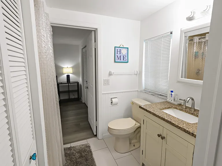 Jack and Jill bathroom between bedroom 2 and bedroom king