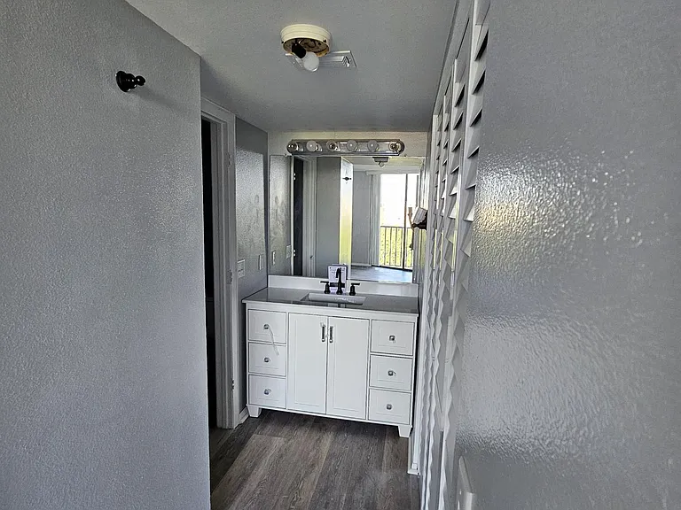 800 Cove Cay Dr — Photo 3