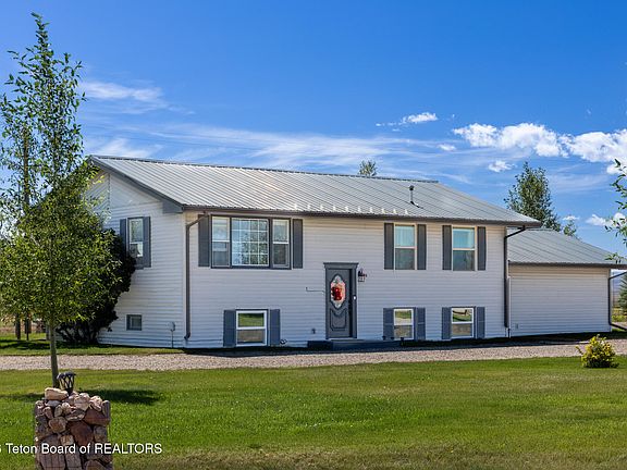 3rd image of 12 Lodgepole Ln