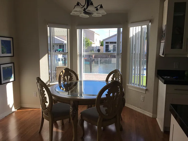 Eating area with bay window bump out