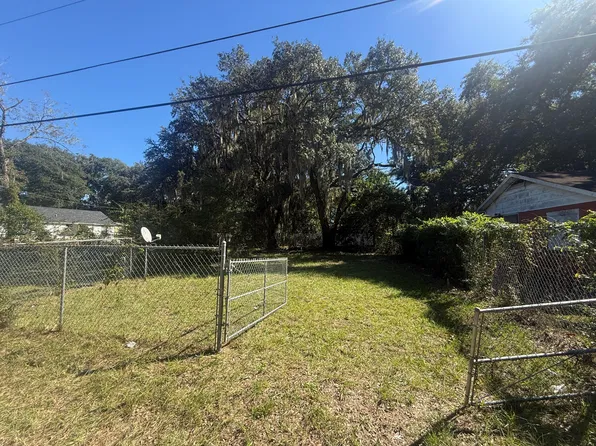 2001 Baker Dr, Charleston, SC 29406