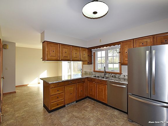 4th image of 370 Sans Souci Dr
